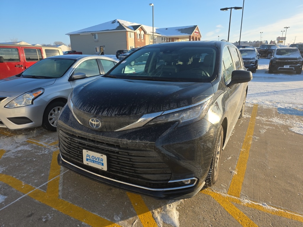 2023 Toyota Sienna XLE's photo