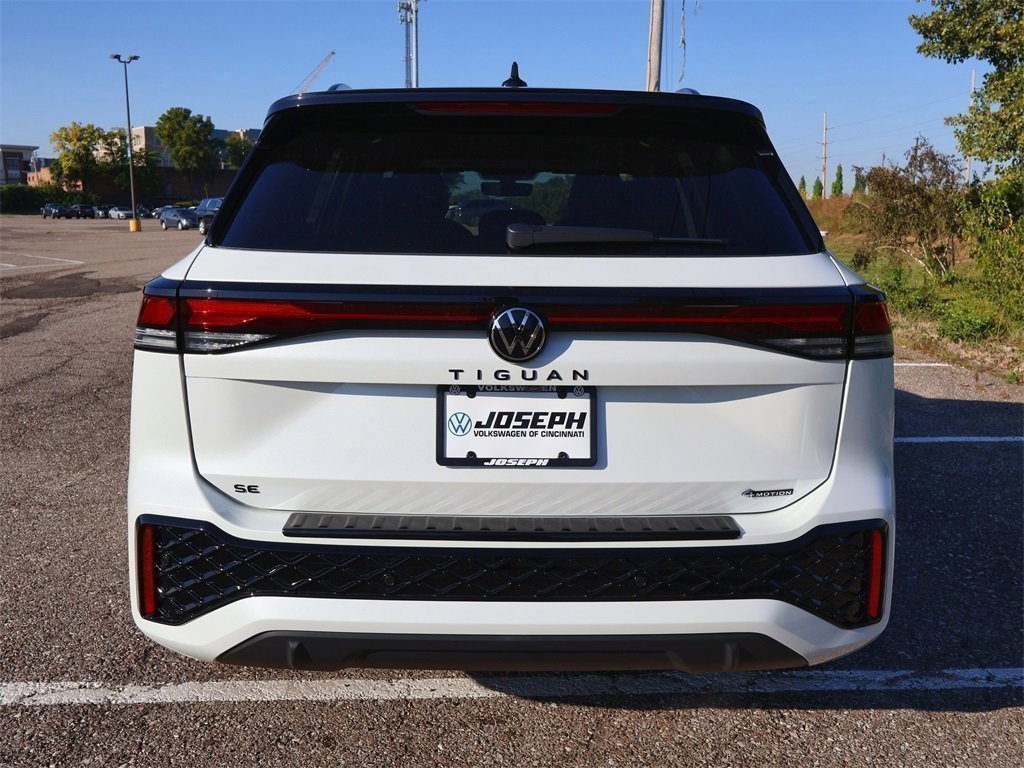 2025 Volkswagen Tiguan SE R-Line Black photo 4