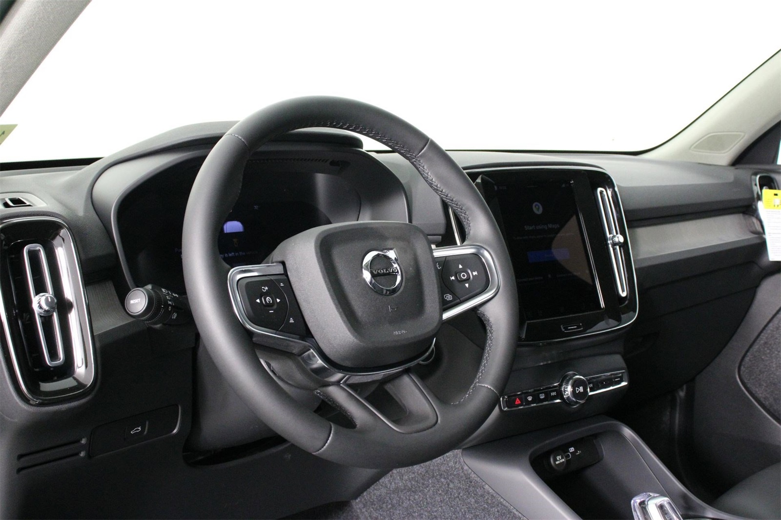 2026 Volvo XC40 Plus photo 7