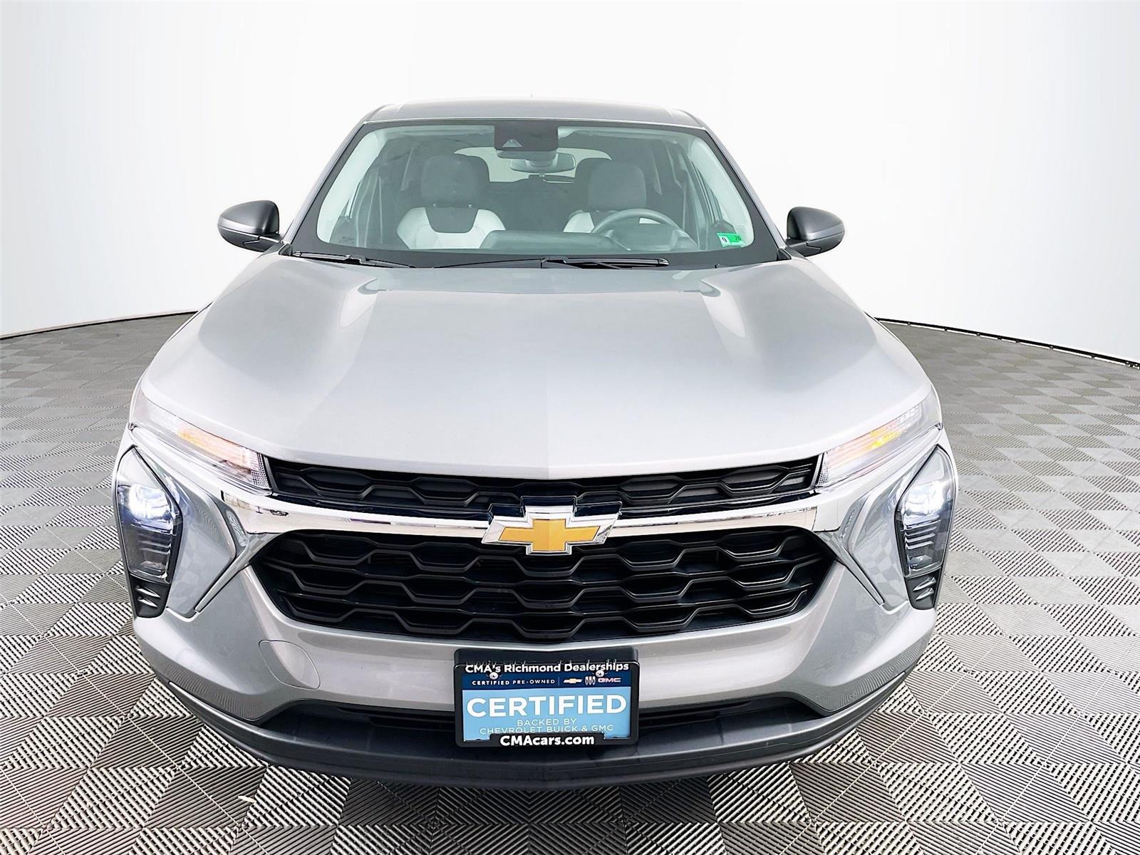 2025 Chevrolet Trax LS photo 2