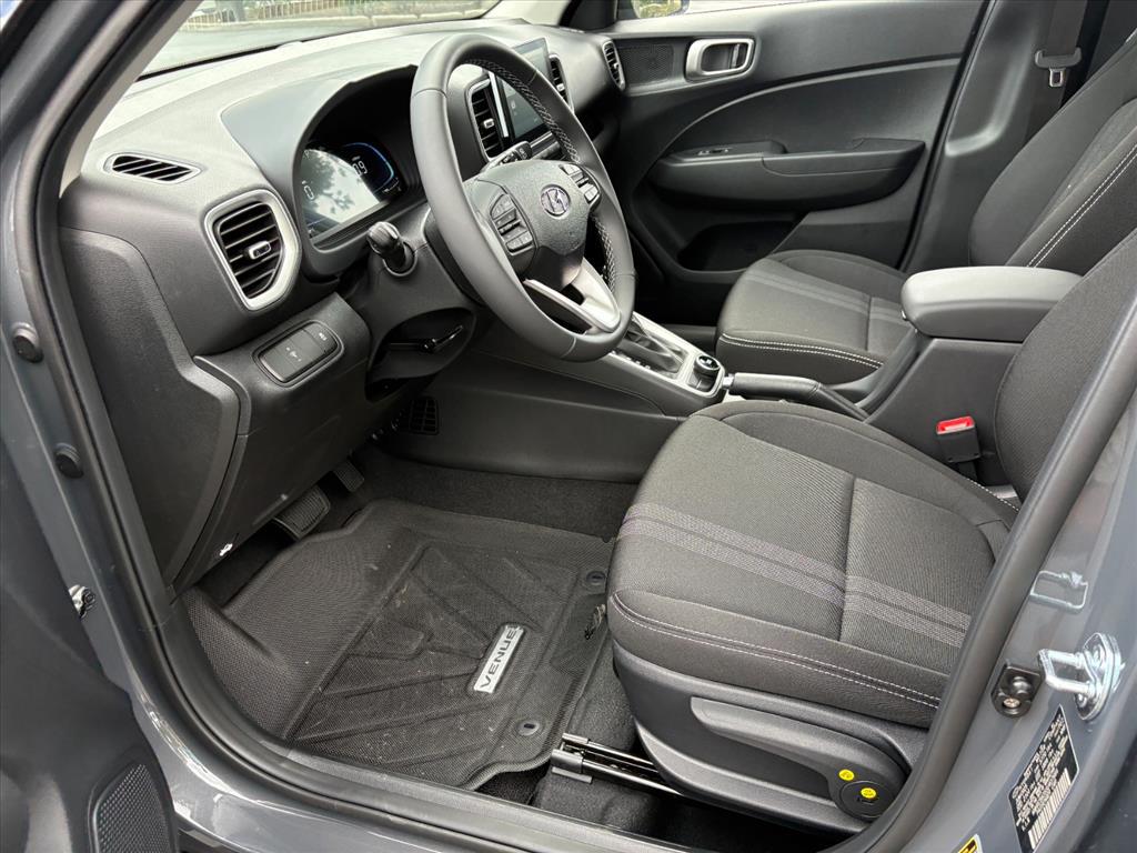 2025 Hyundai Venue SEL photo 9