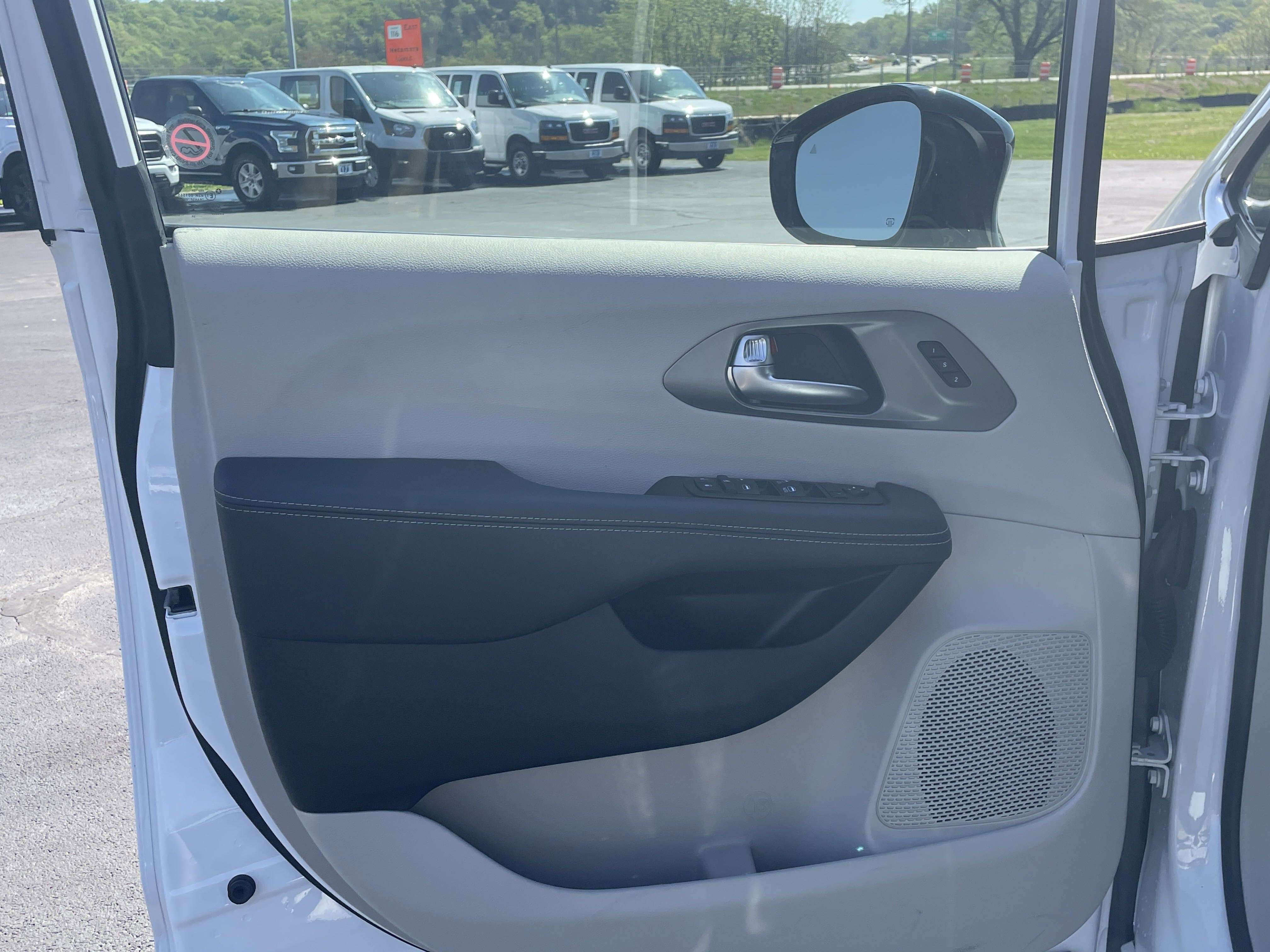 2024 Chrysler Pacifica Touring L photo 11