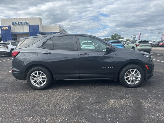 2022 Chevrolet Equinox LS photo 2
