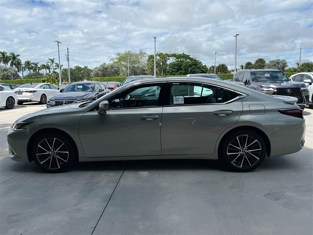 2025 Lexus ES 300h photo 3