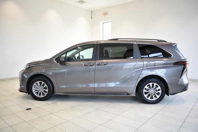 2024 Toyota Sienna LE photo 5