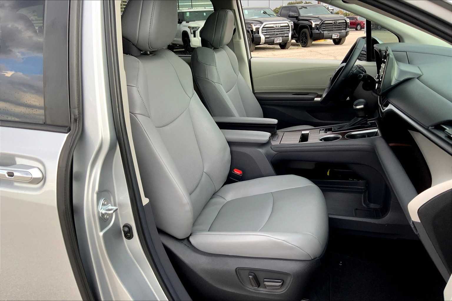 2024 Toyota Sienna XLE photo 8