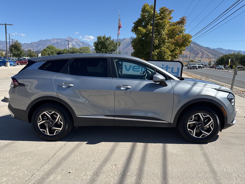 2024 Kia Sportage LX photo 2