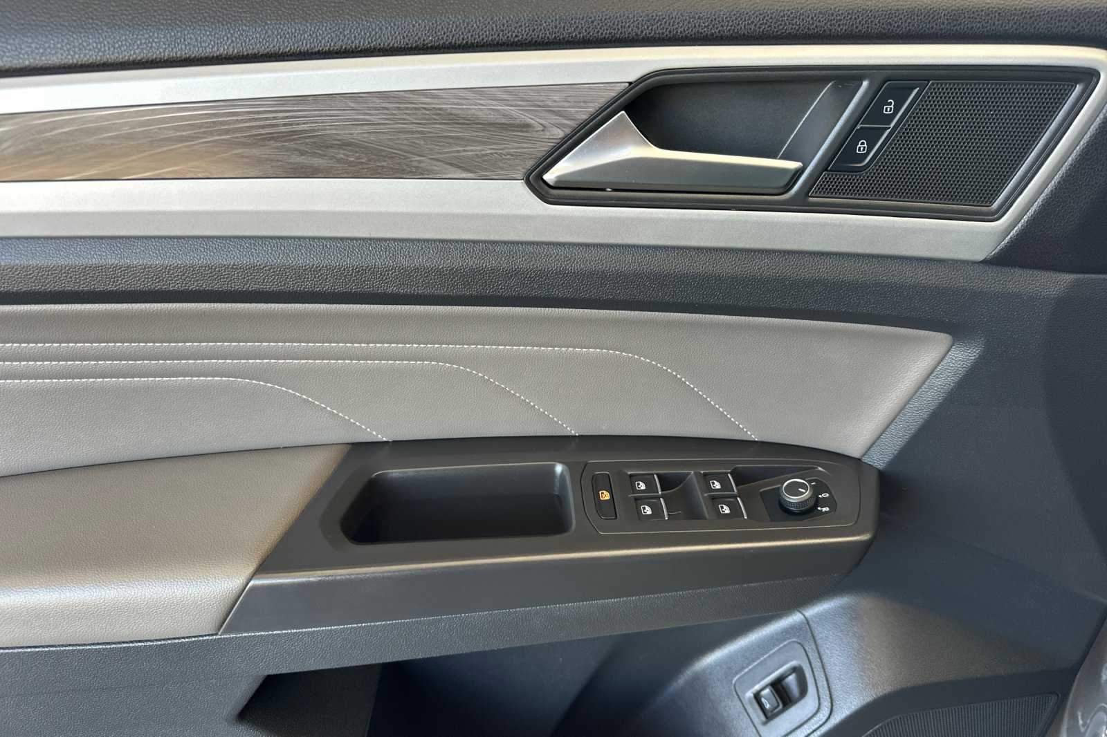 2022 Volkswagen Atlas Cross Sport V6 SE Technology photo 10