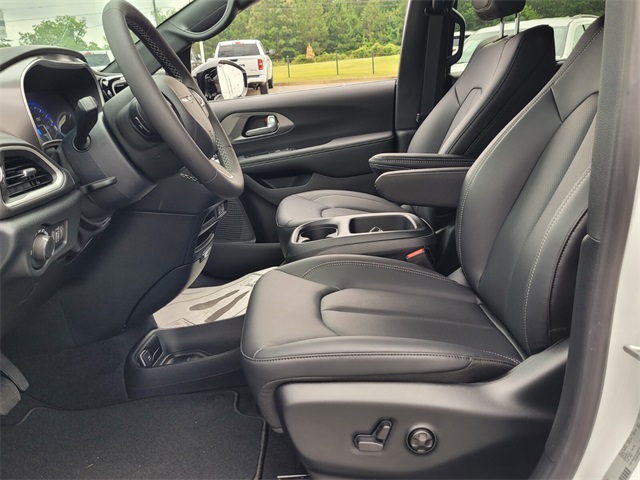 2025 Chrysler Voyager LX photo 4
