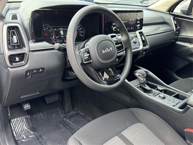 2023 Kia Sorento LX photo 2