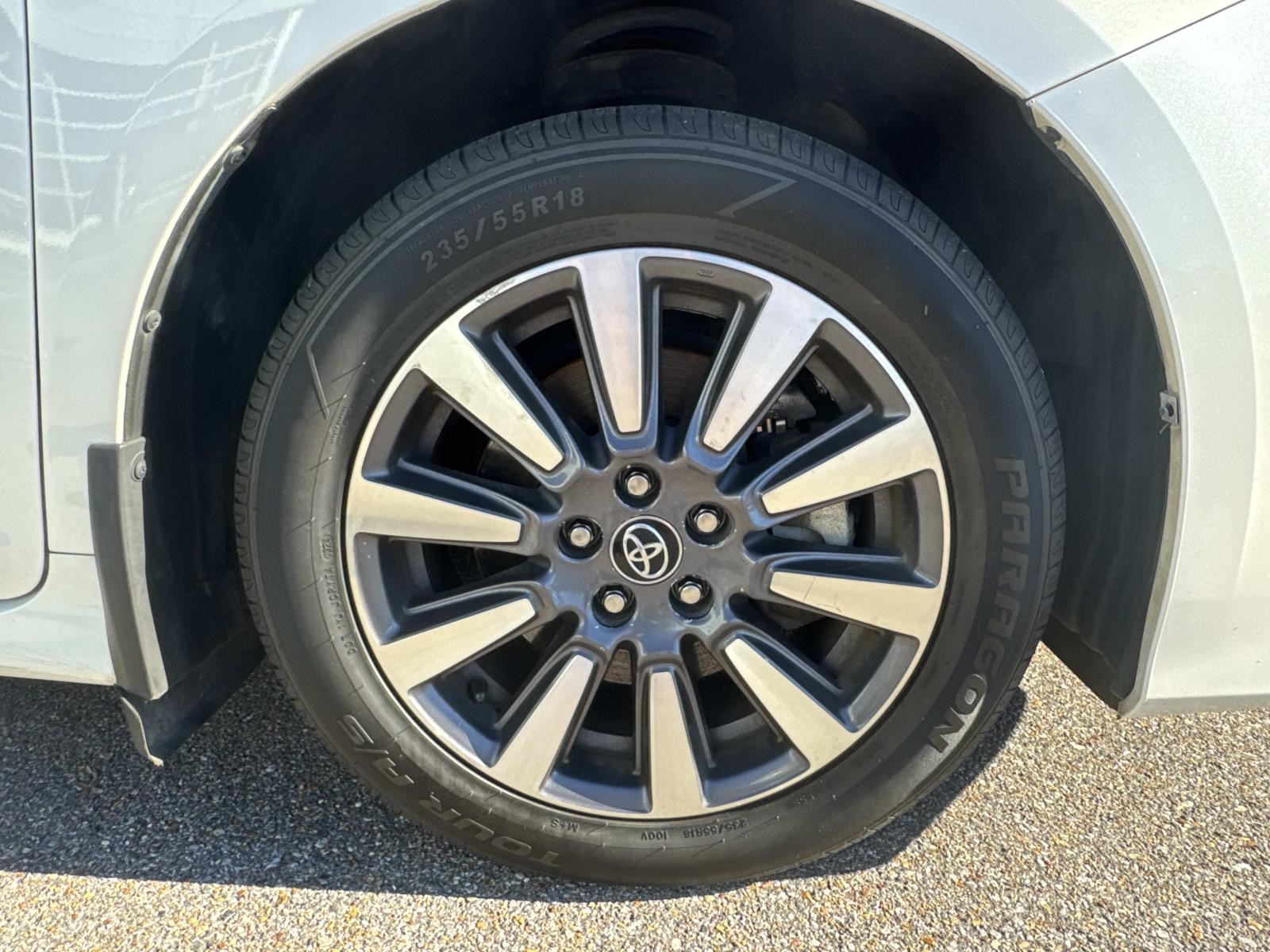 2020 Toyota Sienna XLE photo 3