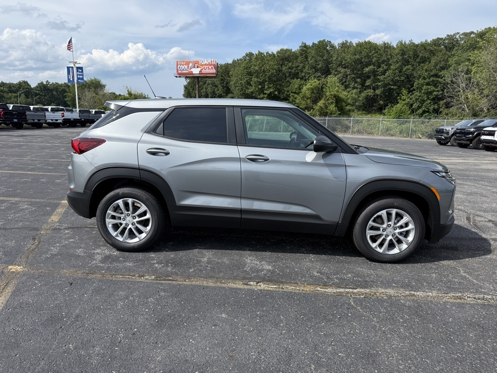 2026 Chevrolet Trailblazer LS photo 2