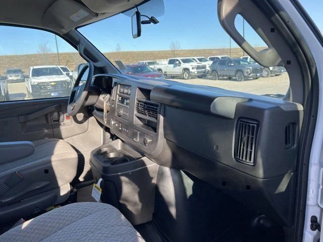 2024 Chevrolet Express Cutaway 3500 photo 22