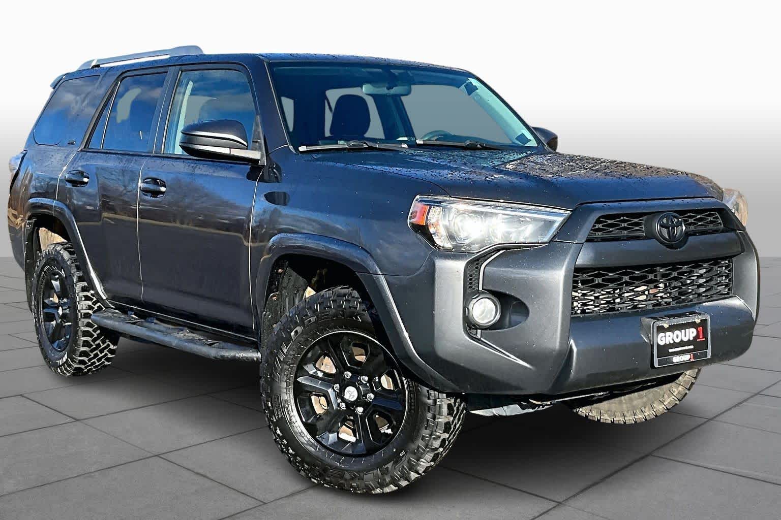 2017 Toyota 4Runner SR5 photo 2