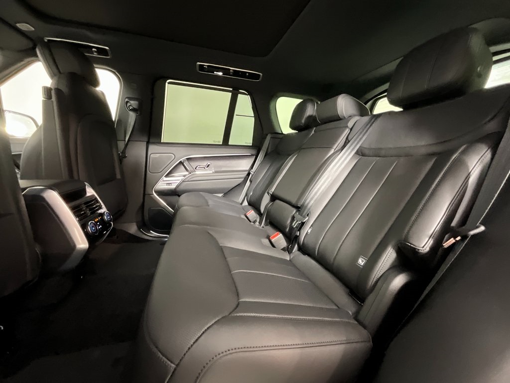 2025 Land Rover Range Rover SE photo 4
