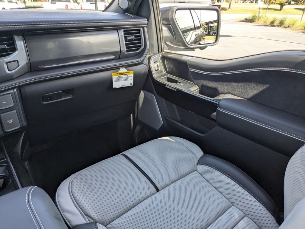2025 Ford F-150 Lightning Platinum photo 17