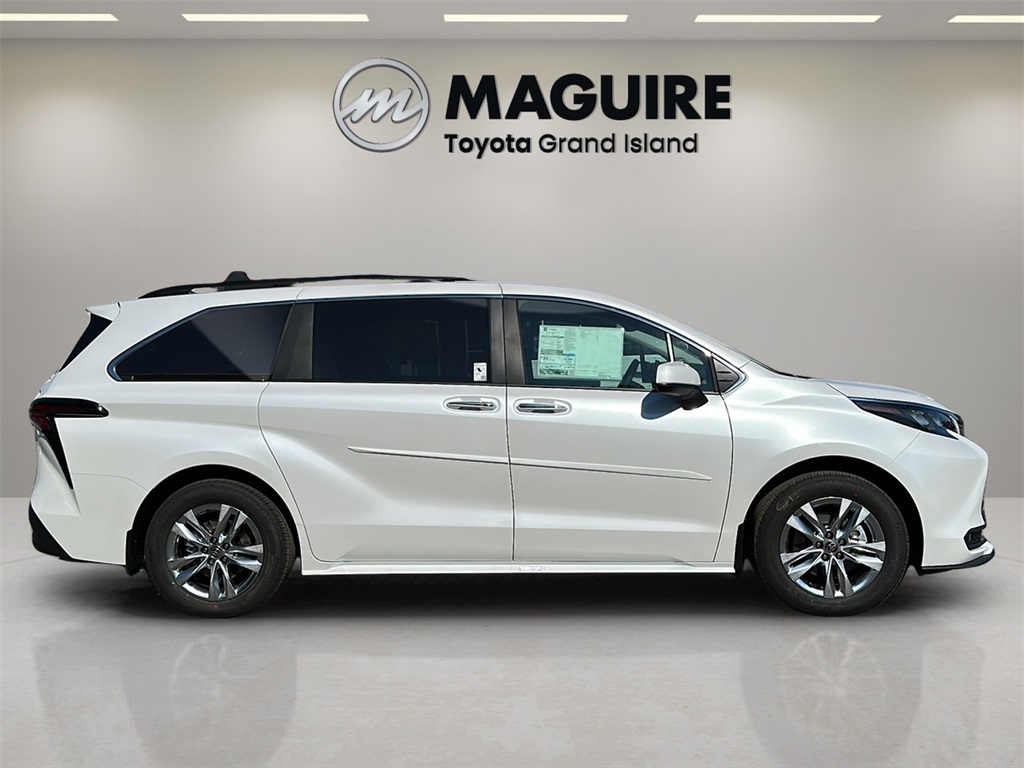 2025 Toyota Sienna XLE photo 2