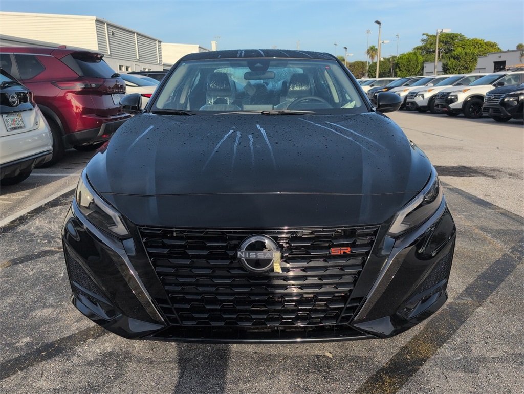 2025 Nissan Altima SR photo 3