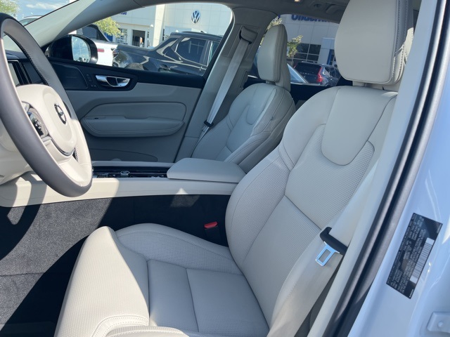 2025 Volvo XC60 B5 photo 9