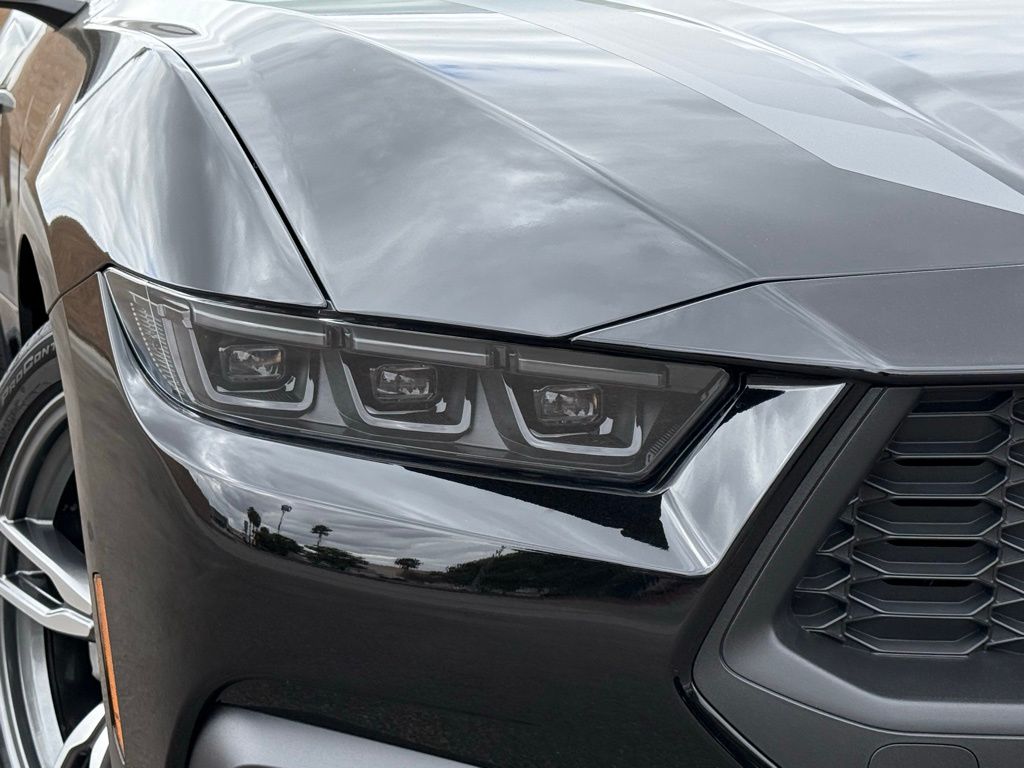 2025 Ford Mustang EcoBoost photo 3