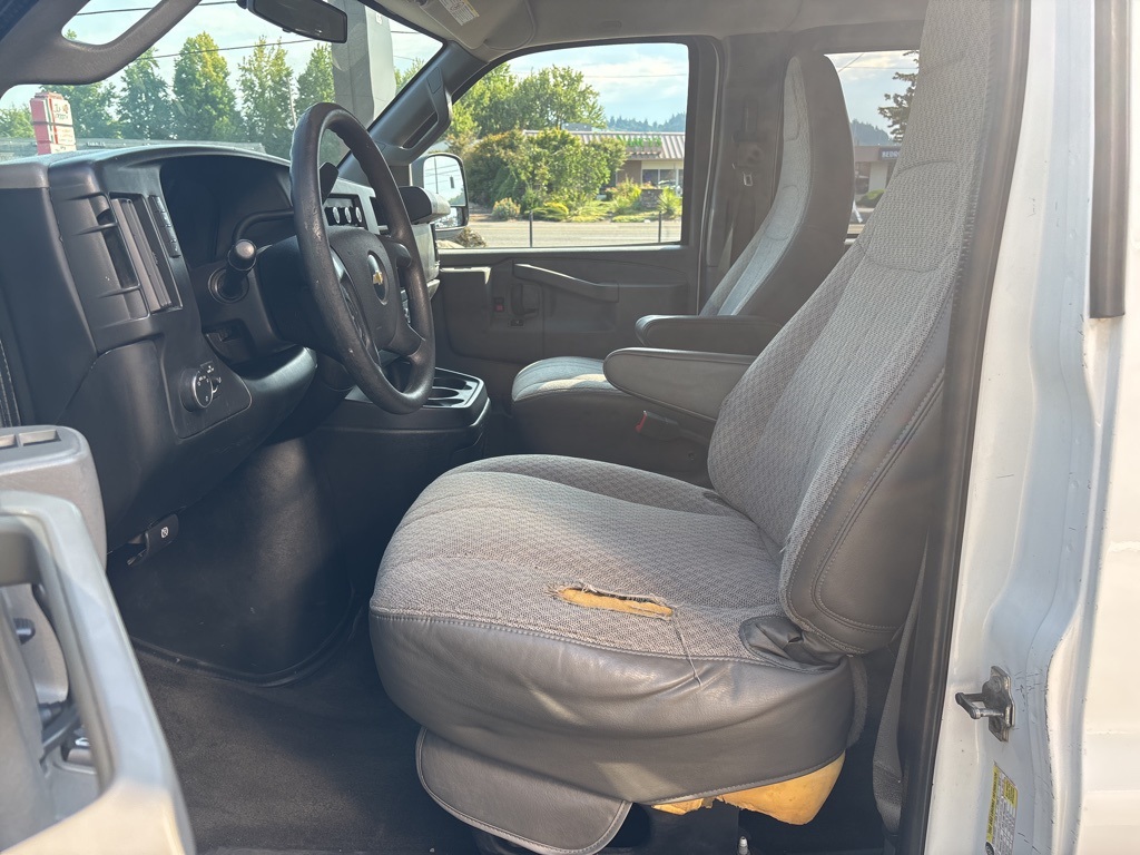 2016 Chevrolet Express 3500 Passenger Van photo 7