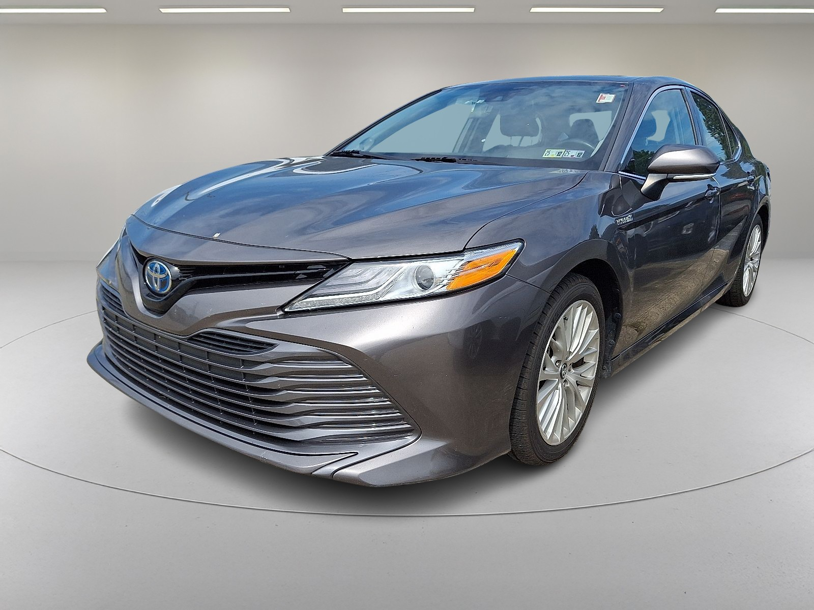 2019 Toyota Camry Hybrid XLE photo 4