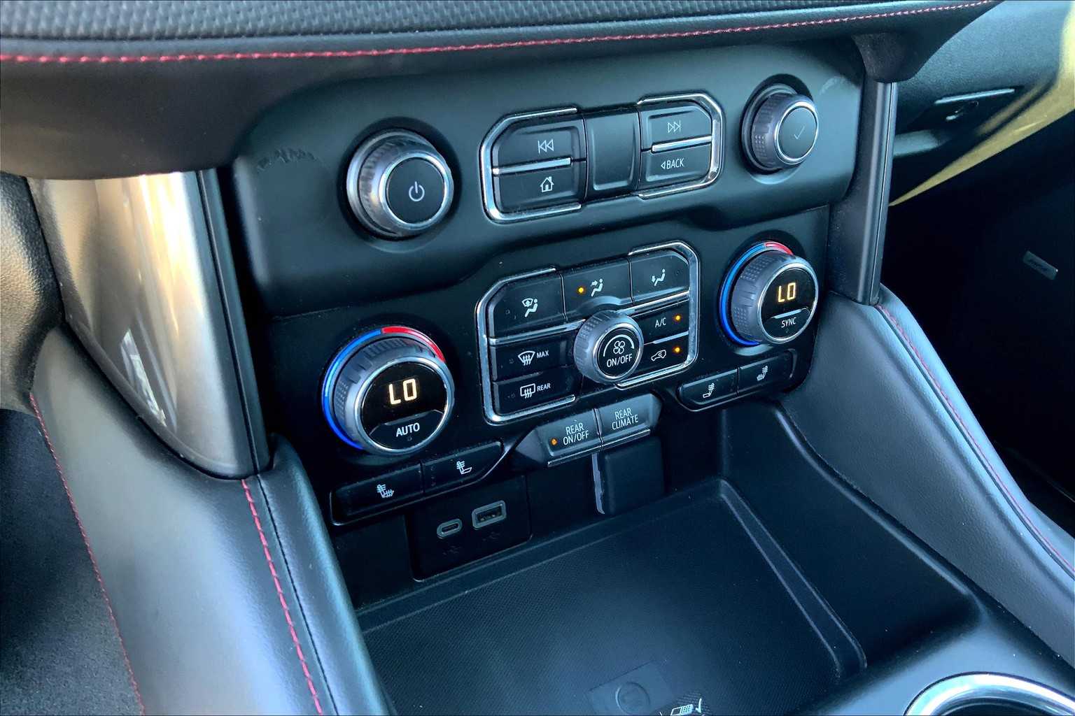 2024 Chevrolet Suburban RST photo 28