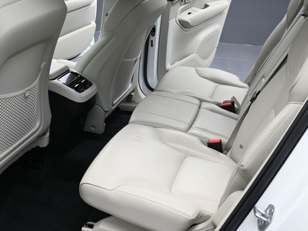 2024 Volvo XC90 Plus photo 12