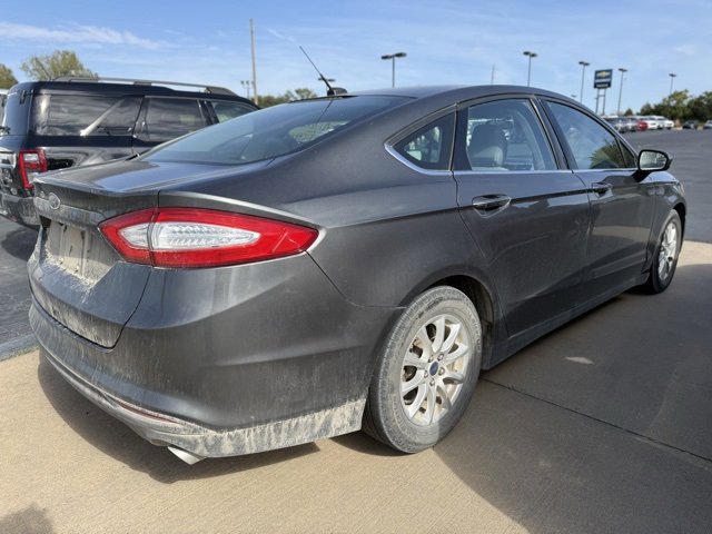 2016 Ford Fusion S photo 2