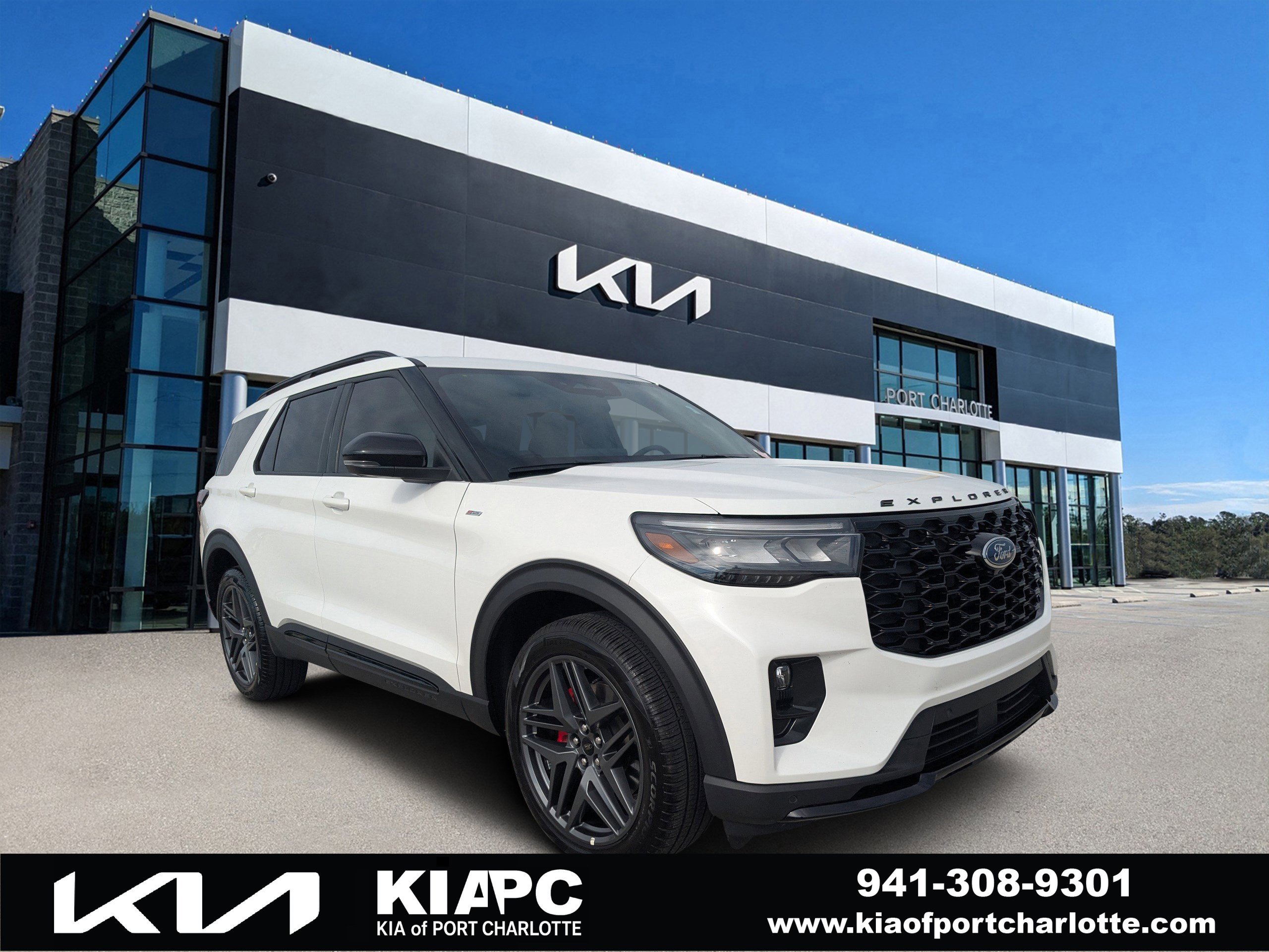 2025 Ford Explorer ST-LINE's photo