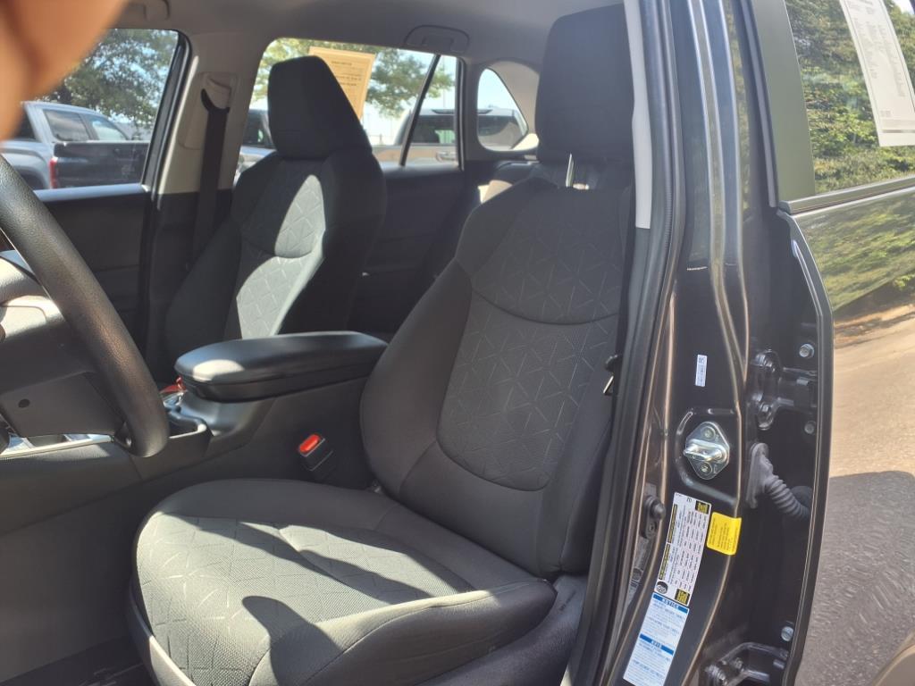 2022 Toyota RAV4 XLE photo 9