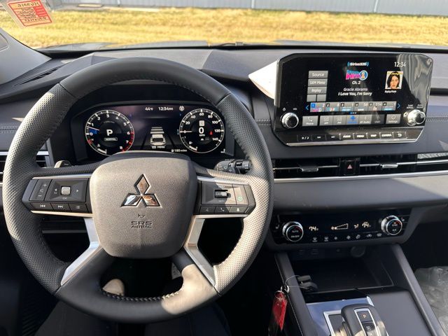 2024 Mitsubishi Outlander photo 25