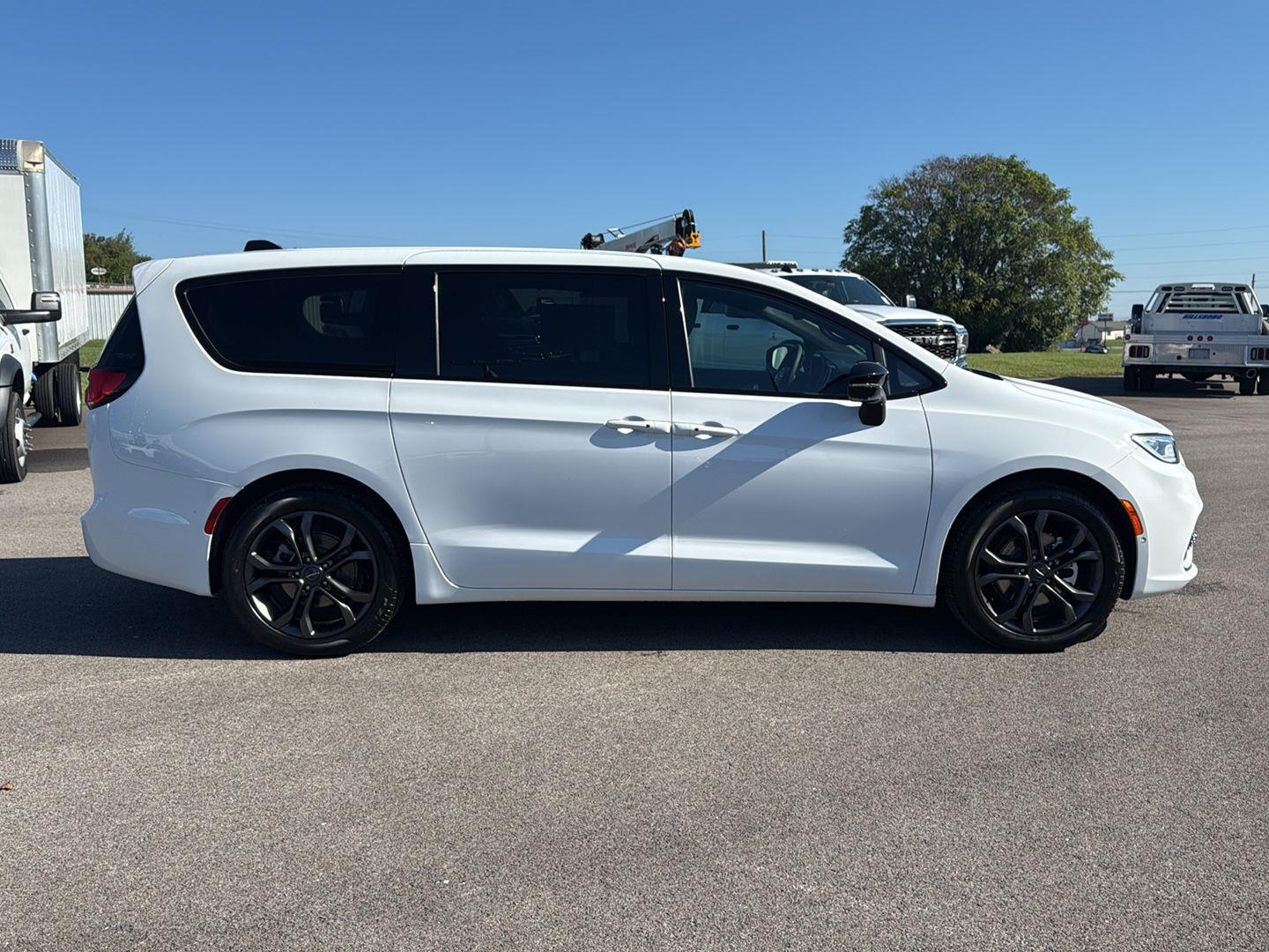 2026 Chrysler Pacifica photo 4