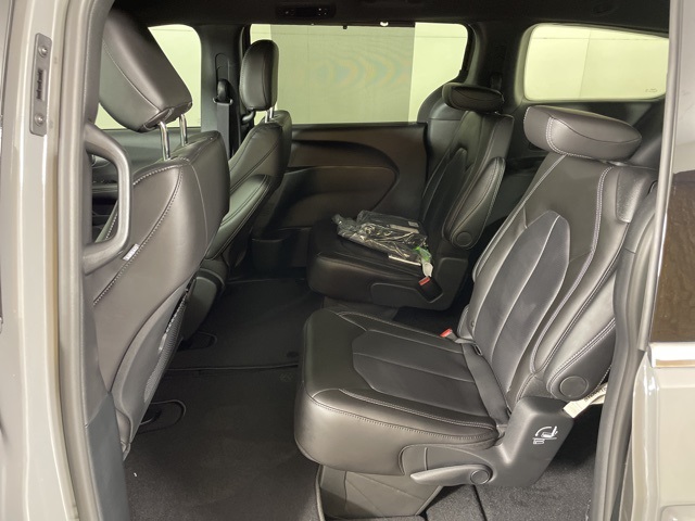 2025 Chrysler Pacifica photo 37