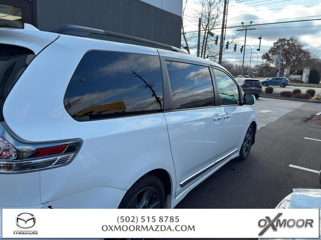 2019 Toyota Sienna SE Premium's photo