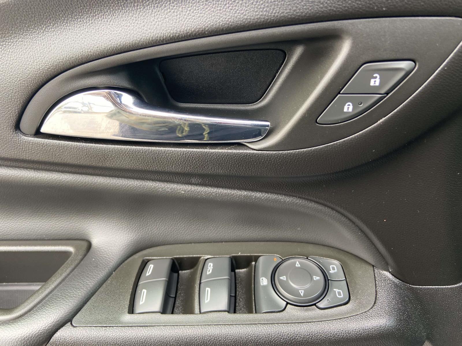 2024 Chevrolet Equinox LT photo 2