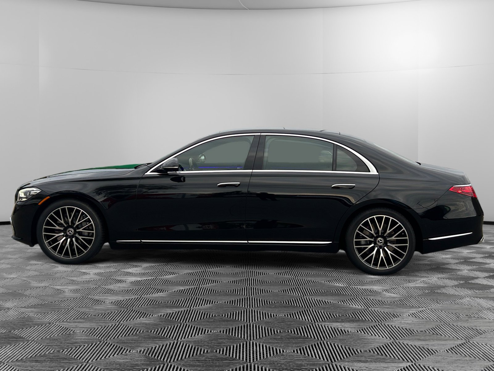 2026 Mercedes Benz S 580 4MATIC photo 2