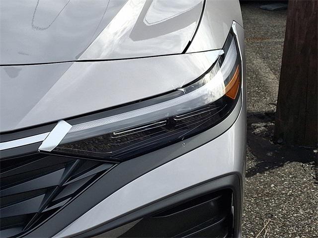 2025 Hyundai Elantra SE photo 2