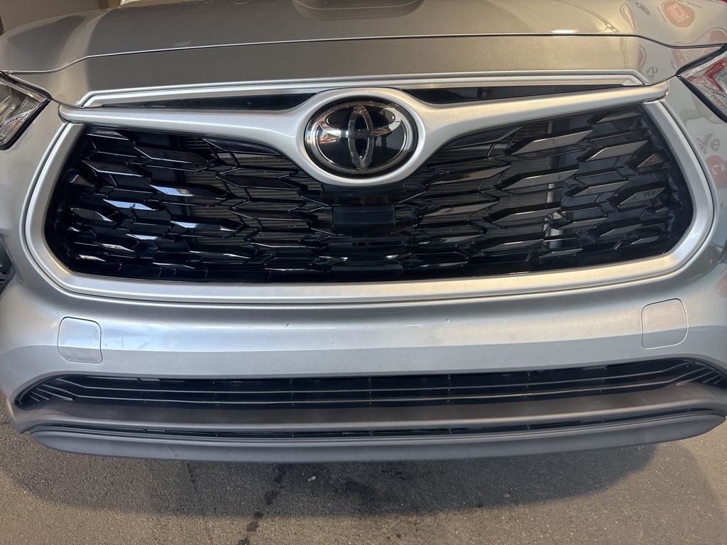 2022 Toyota Highlander LE photo 9