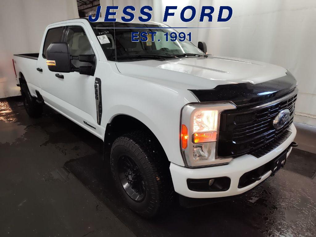 2023 Ford F-350 XLT photo 3