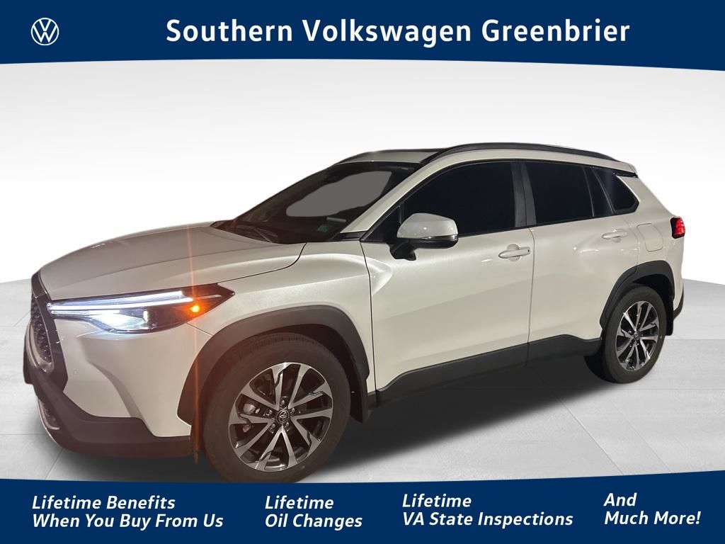 2024 Toyota Corolla Cross XLE's photo