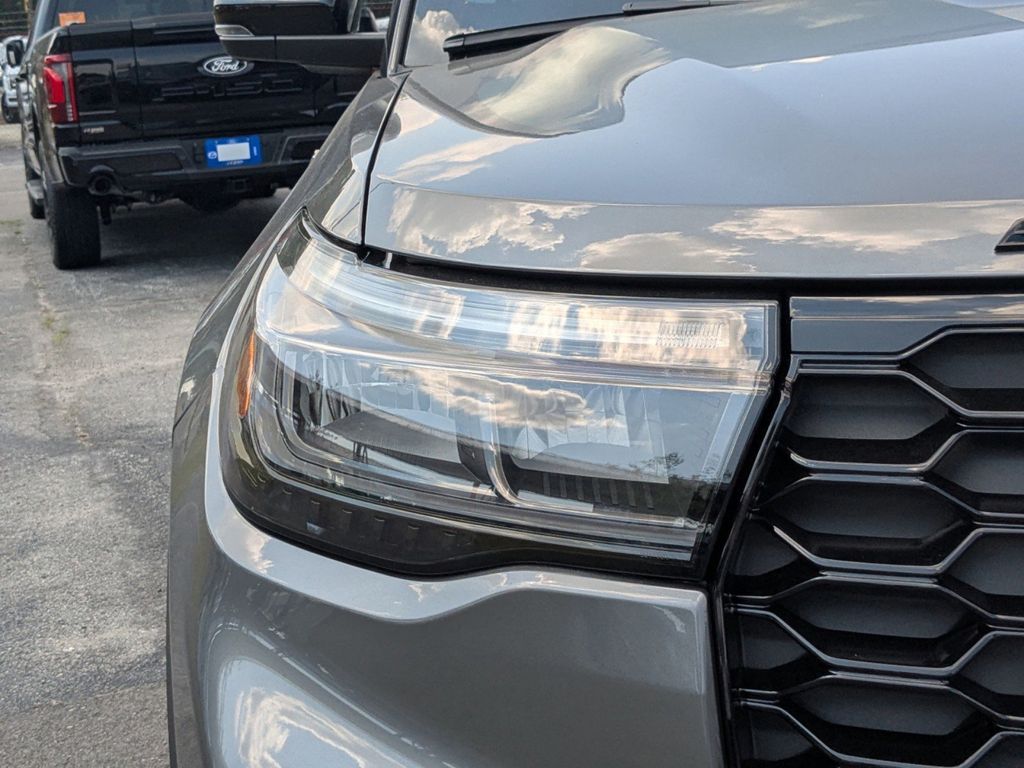 2025 Ford Explorer ST-Line photo 9