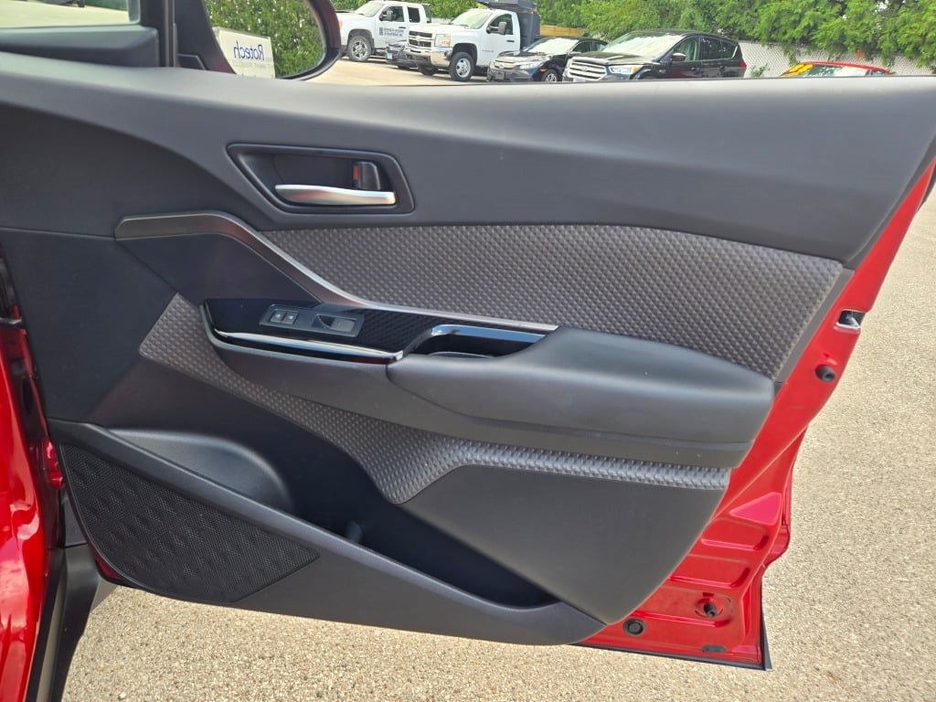 2022 Toyota C-HR XLE photo 6