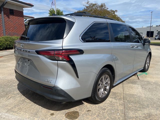 2021 Toyota Sienna XLE photo 4