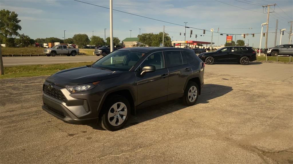 2022 Toyota RAV4 LE photo 4
