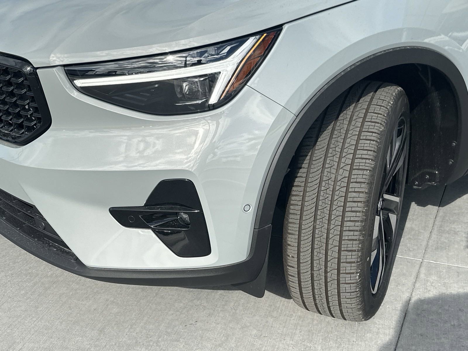 2025 Volvo XC40 Plus photo 3