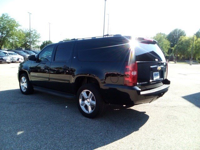 2014 Chevrolet Suburban LT photo 2