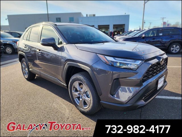2025 Toyota RAV4 XLE's photo