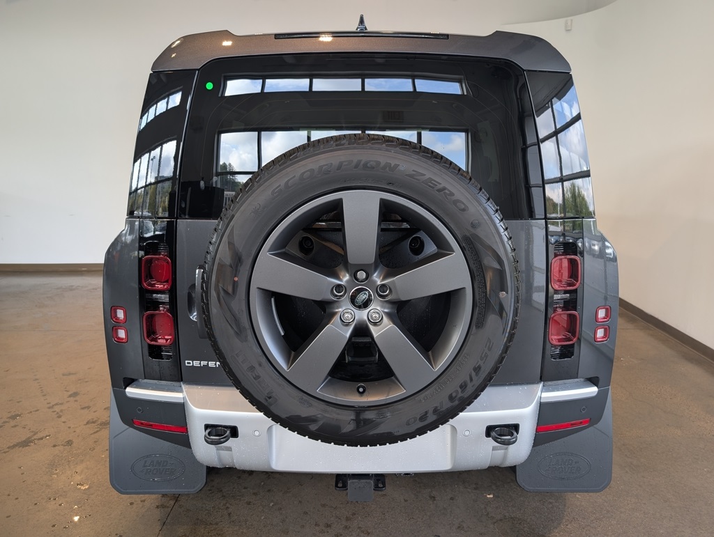 2025 Land Rover Defender 110 S photo 4