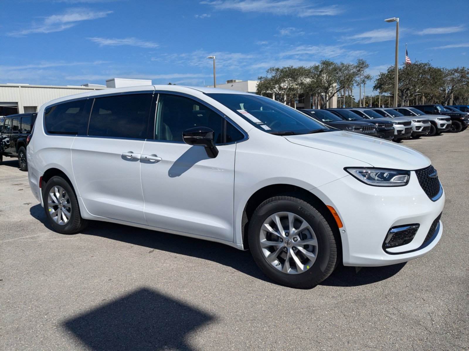 2025 Chrysler Pacifica photo 2